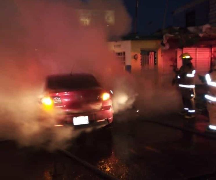 Acaba incendio con auto