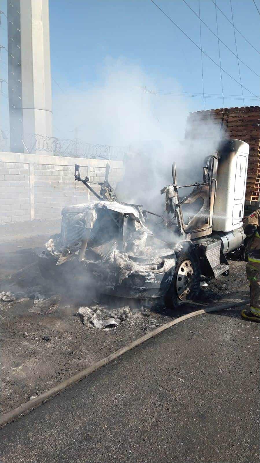 El incendio de la cabina de un tráiler movilizó ayer a elementos de Protección Civil