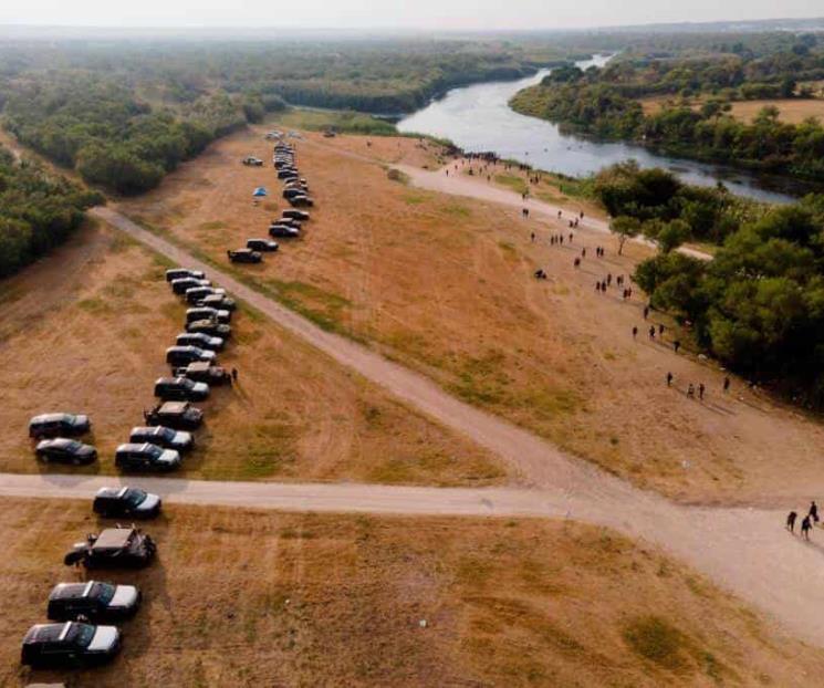 Impiden cruce de migrantes con muro de acero