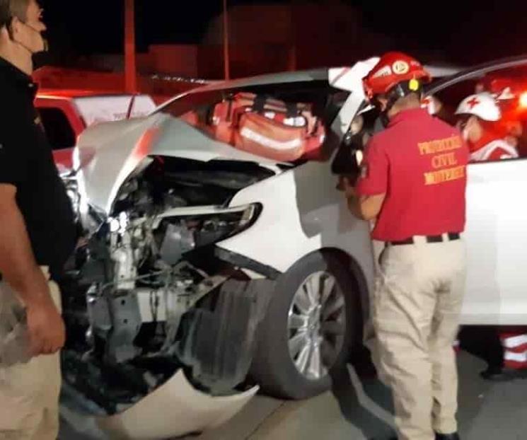 Choca camioneta contra muro en Av. Rangel Frías