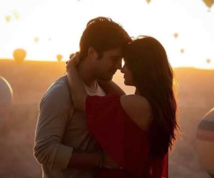 Diego Boneta y Renata Notni disfrutan de su amor
