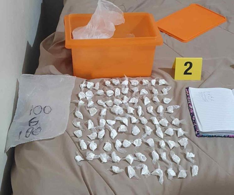 Aseguran droga, arma y caen 2 tras cateo