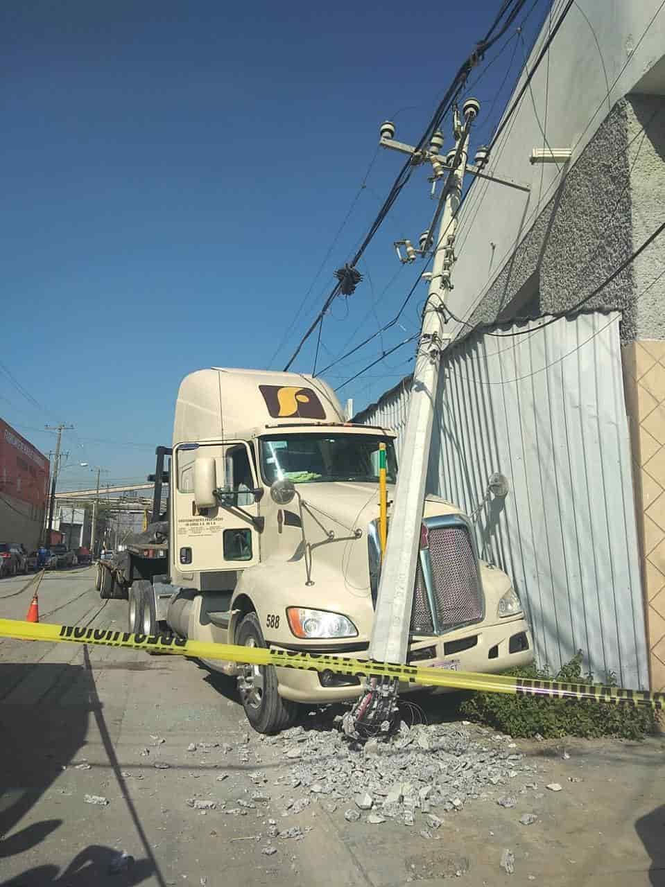 Luego de que presuntamente sufrió un infarto, el operador de un tráiler se estrelló contra un poste