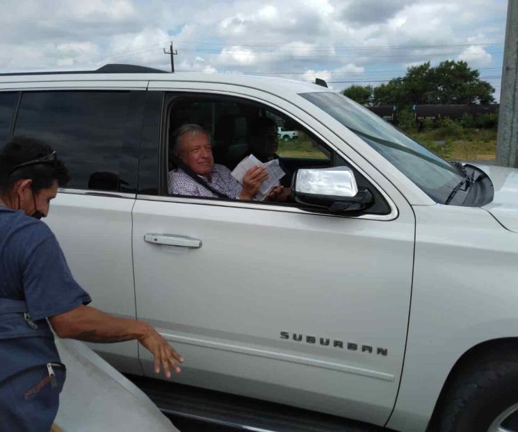 Supervisa AMLO la Refinería de Cadereyta
