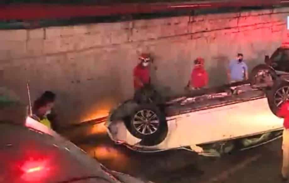 Vuelca auto en Morones Prieto