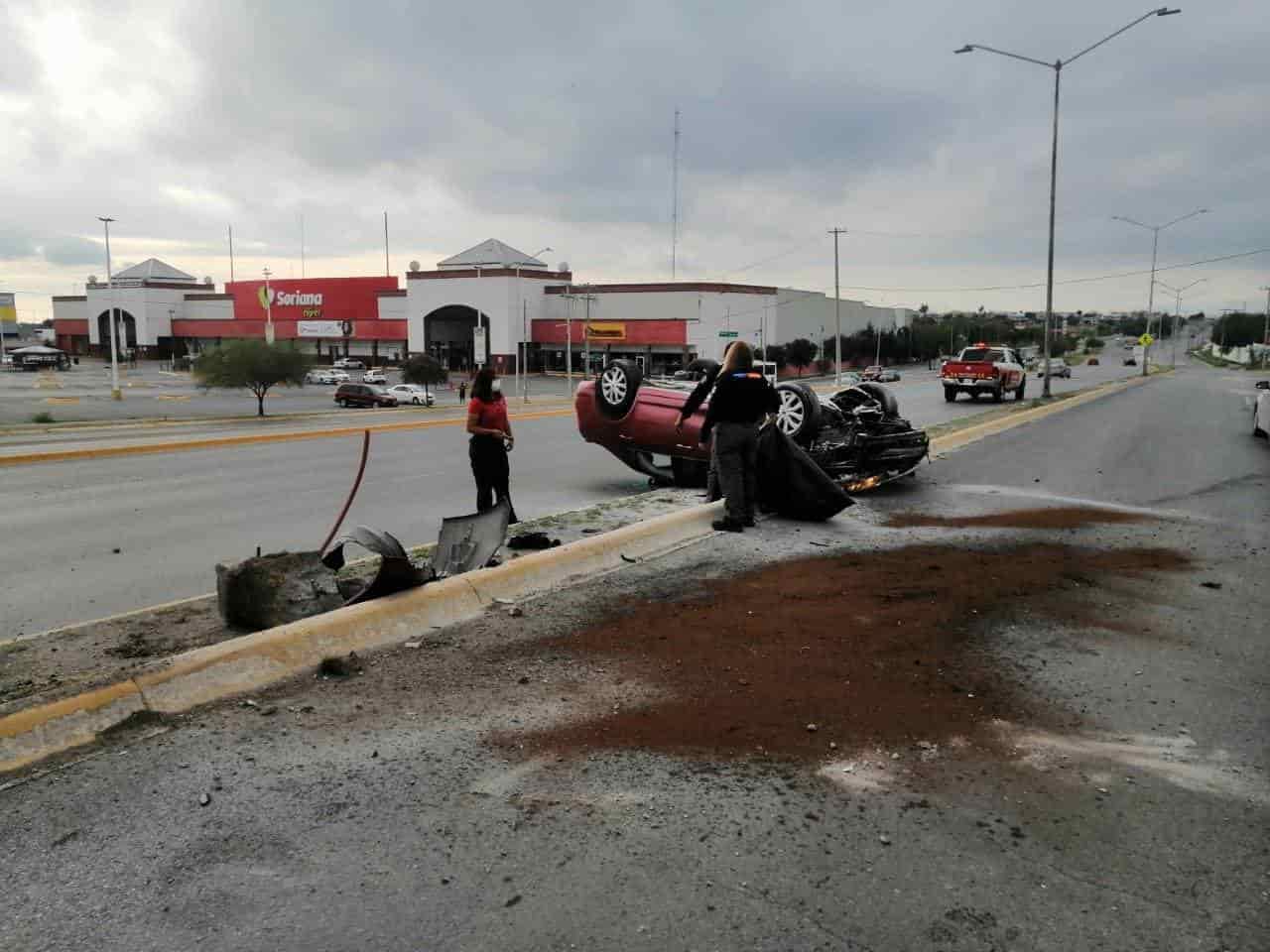 La volcadura de un automóvil dejó un saldo de una persona lesionada