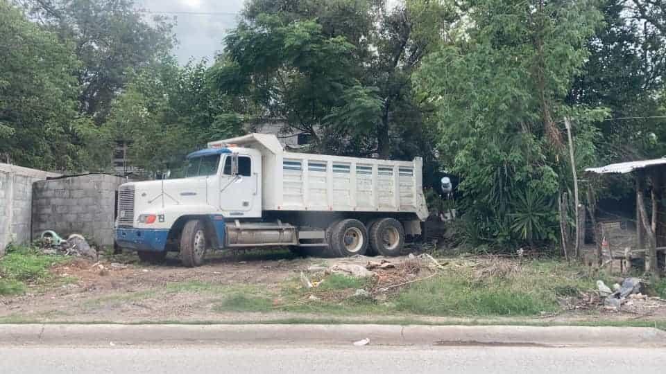 Roban acumuladores de camión de carga
