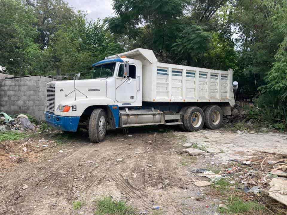 Tres acumuladores de energía de un camión de tres y medias toneladas, valuados en 18 mil pesos, fueron robadas en el municipio de Linares.