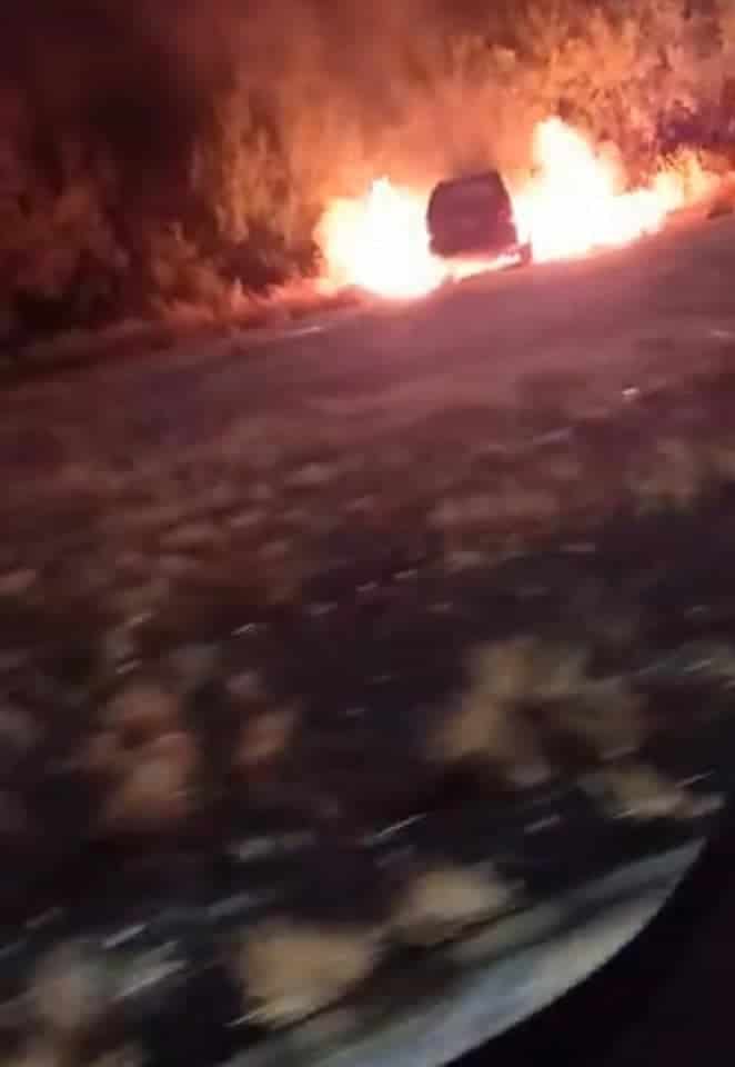 Una camioneta que burlò un filtro de seguridad instalado en el municipio de China, Nuevo León, fue encontrada incendiándose a unos tres kilómetros de distancia