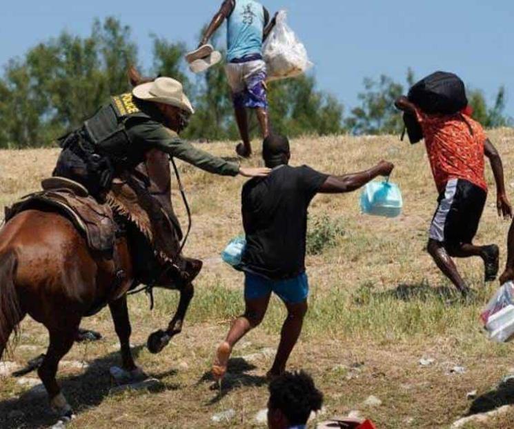 Trump elogia a agentes a caballo que intimidaron a migrantes