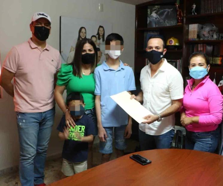 Inician la entrega de amparos a menores para vacunarse