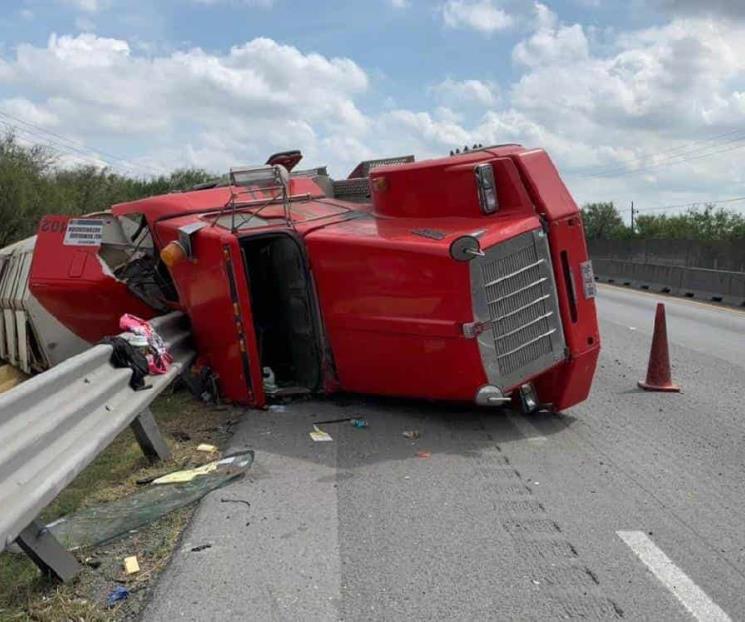 Vuelca tráiler en Escobedo Vuelca tráiler en Escobedo