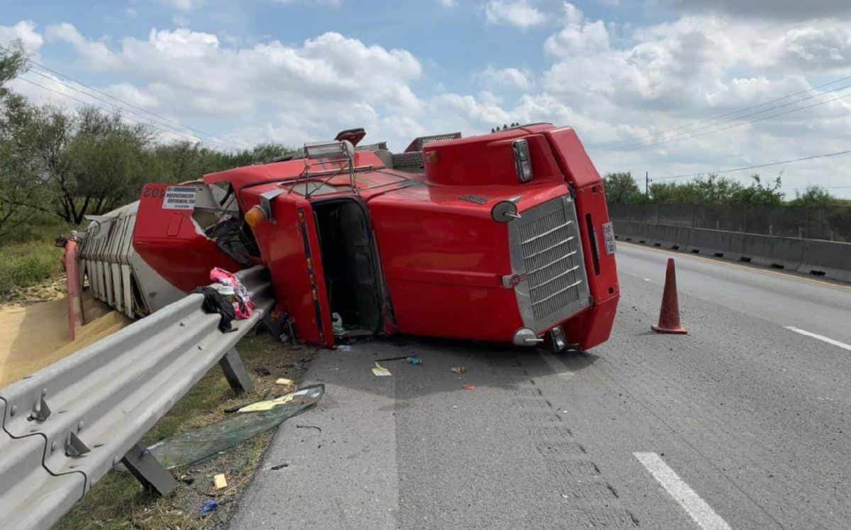 Una pareja que viajaba en un tráiler terminó lesionada, al volcarse