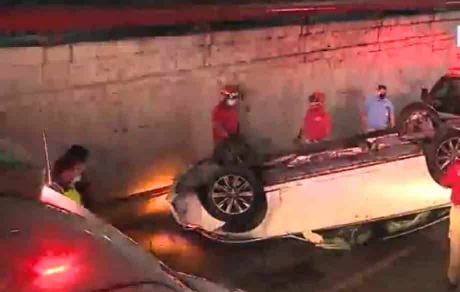 El conductor perdió el control de la unidad y terminó volcando
