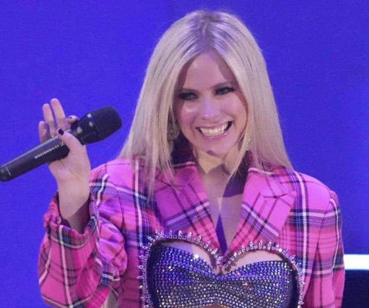 Avril Lavigne disfruta del amor y de su eterna juventud