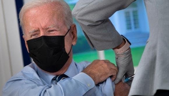 Biden recibe dosis de refuerzo de vacuna Pfizer contra Covid