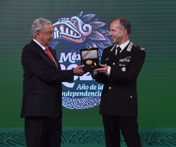 Entregan condecoración a comandante de carabineros de Italia