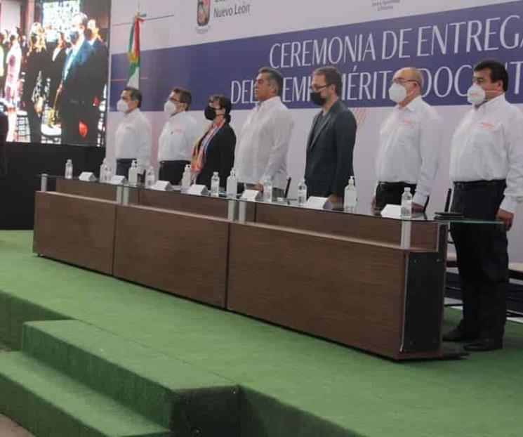 Entregan premios al Mérito Docente 2021  
