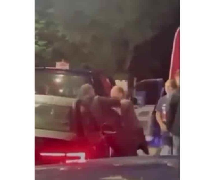 Pelean a golpes en Reino Unido por escasez de combustible