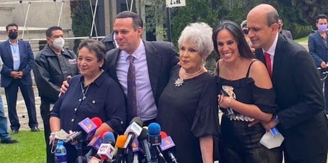 Anel y sus hijos preparan bioserie de José José
