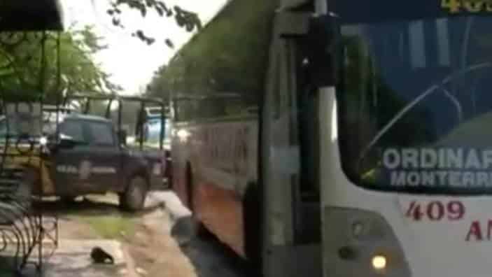Un pasajero de un autobús resultó lesionado luego de ser acuchillado, a parecer por el operador de la unidad