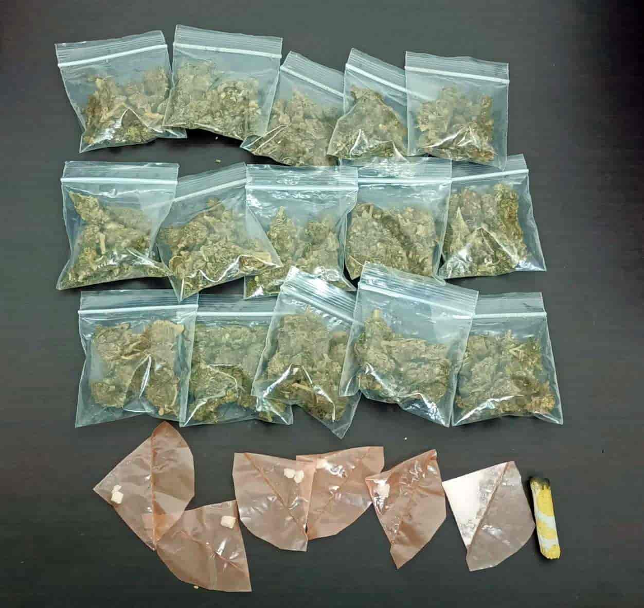 Detienen a dos hombres que intercambiaban cigarros de droga en la vía pública