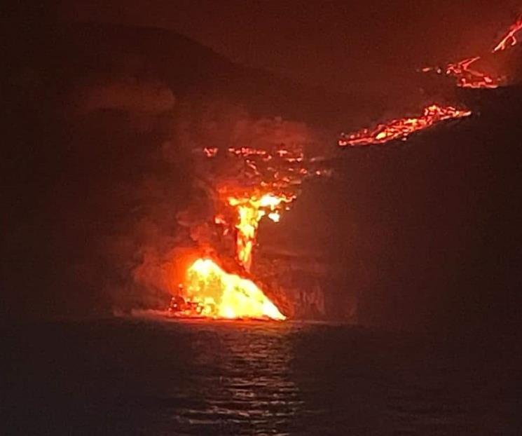 Lava del volcán de La Palma llega al mar