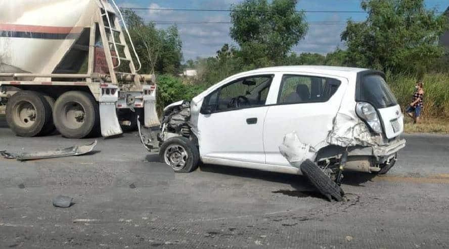 Choca de frente contra tráiler en Allende