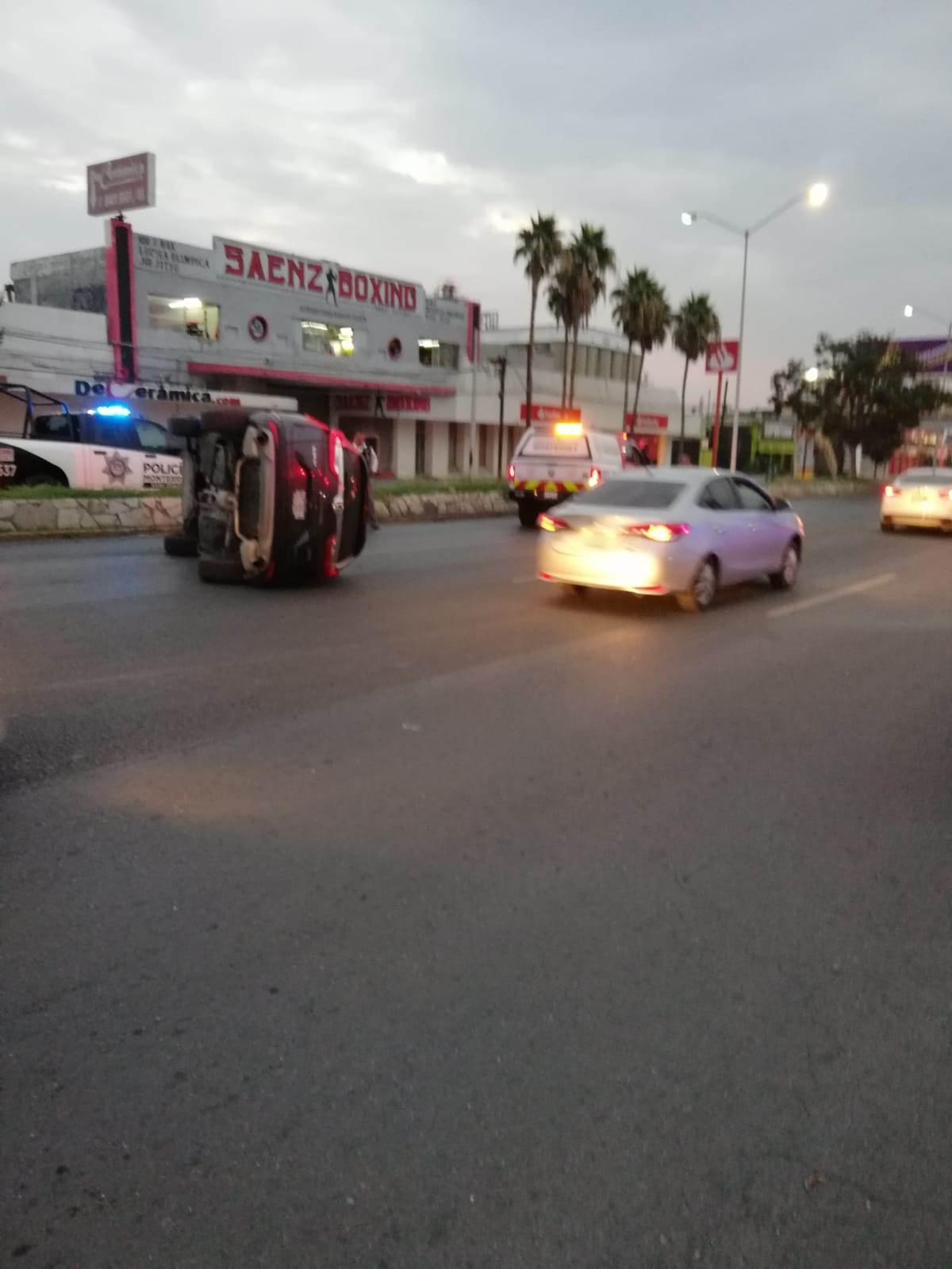 Una camioneta conducida por una mujer terminó volcada después de ser impactada por otro vehículo