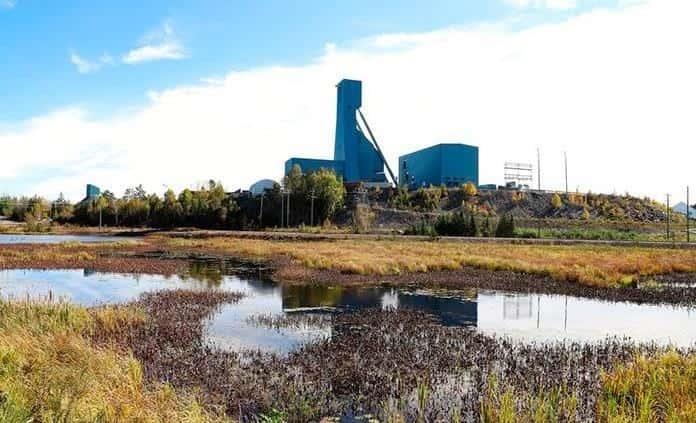 Rescatan a trabajadores atrapados en mina canadiense