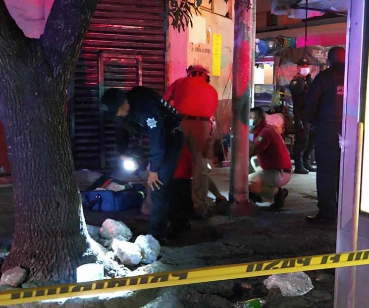 Balean a hombre en bar