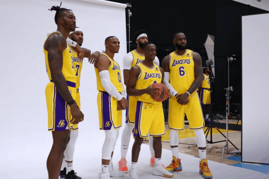 Presenta Lakers su equipazo