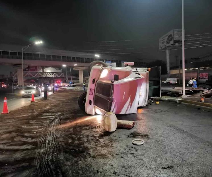Vuelca tráiler cargado con rollos de acero en San Nicolás
