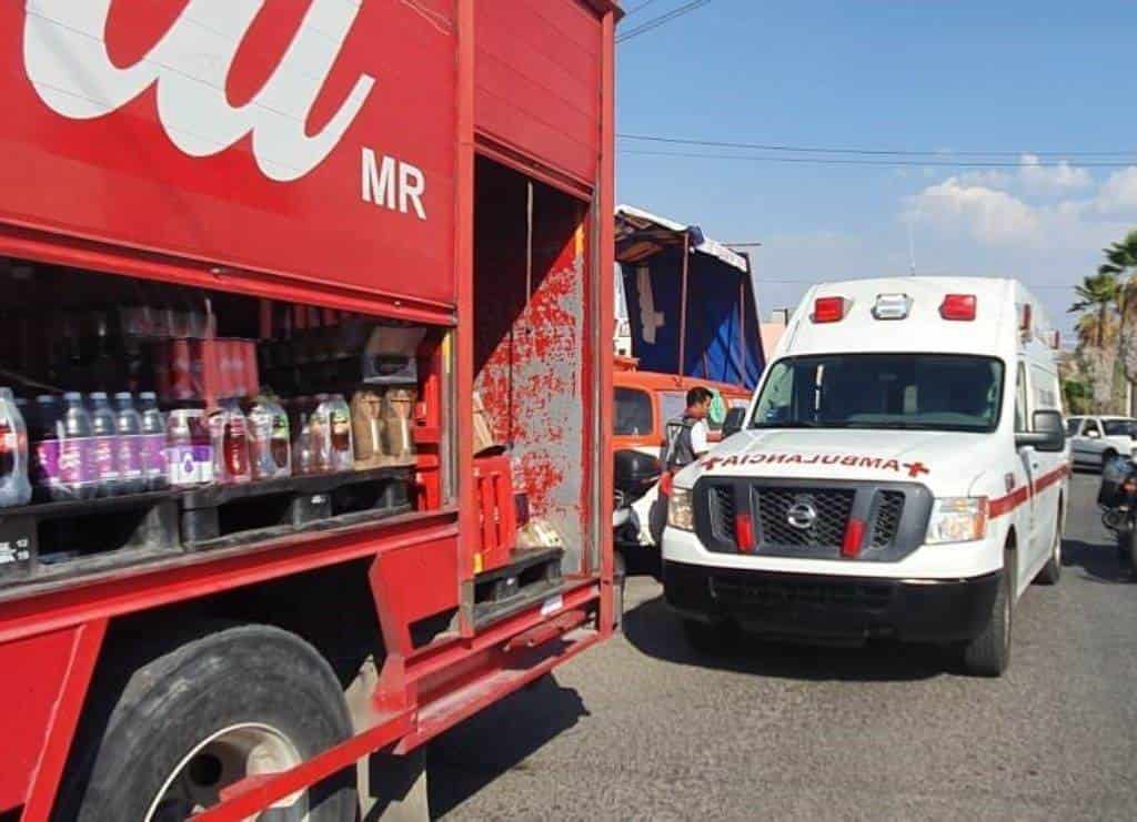 Reportan un choque múltiple provocado por un camión epartidor de refrescos