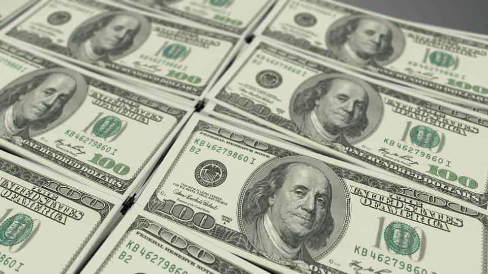 Cierra paridad arriba de 21 pesos por dólar