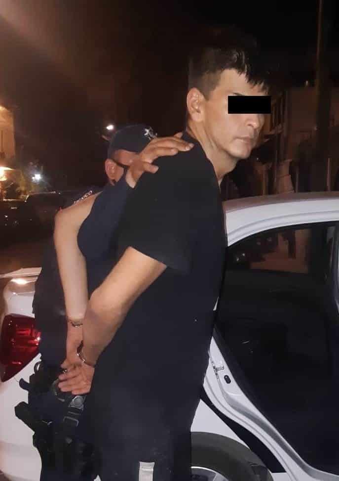 Agrede a policía y lo detienen