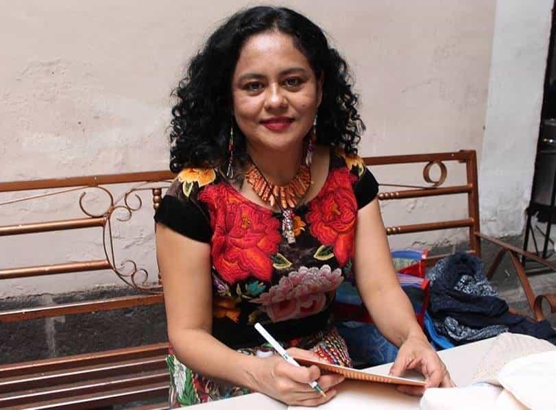 Otorgan premio literario a la poeta Natalia Toledo