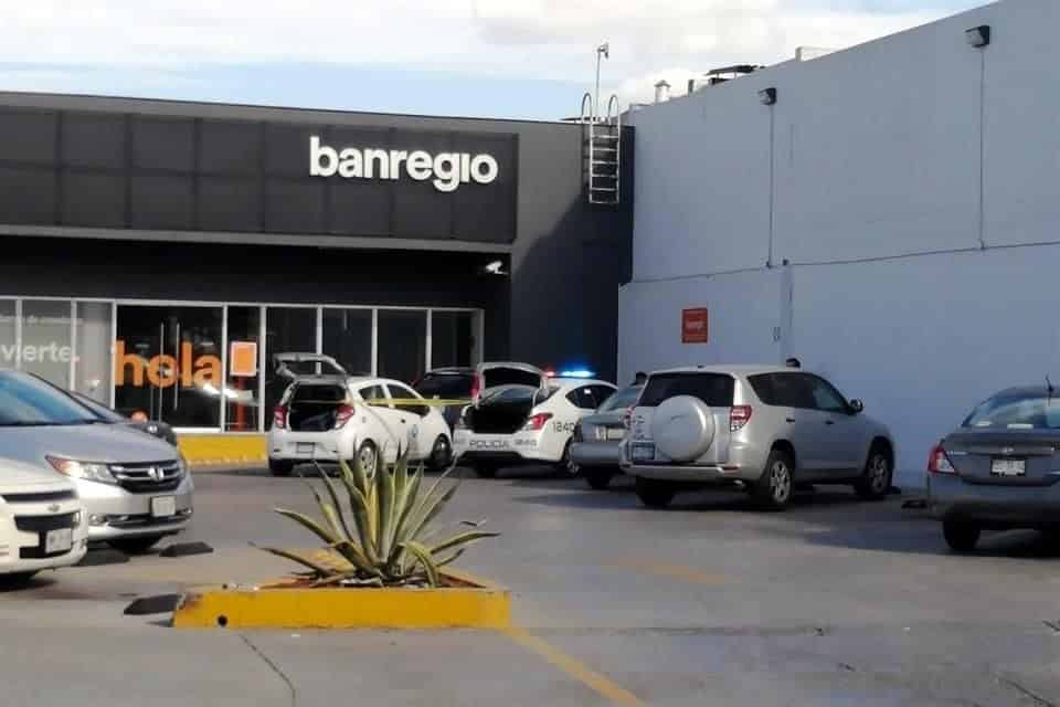Intentan ubicar a tres delincuentes que asaltaron a un mensajero en un banco