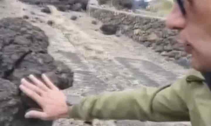 Reportero aficionado toca la lava Reportero aficionado toca la lava