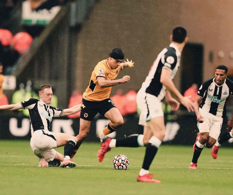Vence Wolves a Newcastle con dos asistencias de Jiménez