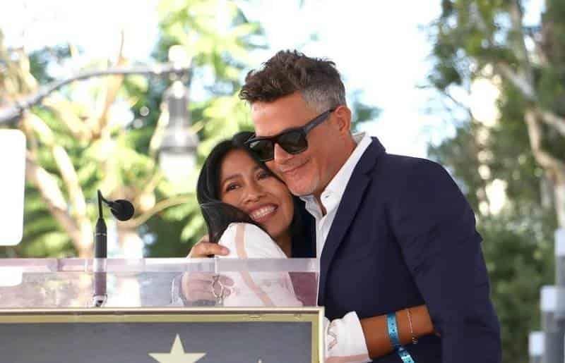 Alejandro Sanz inaugura su estrella en Hollywood con Yalitza
