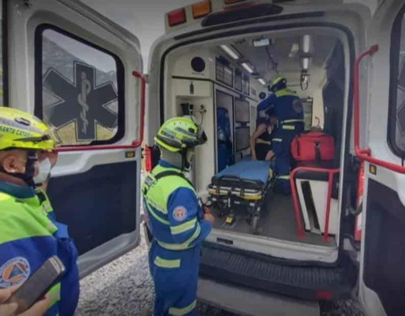 Cae roca de montaña y lesiona a excursionista