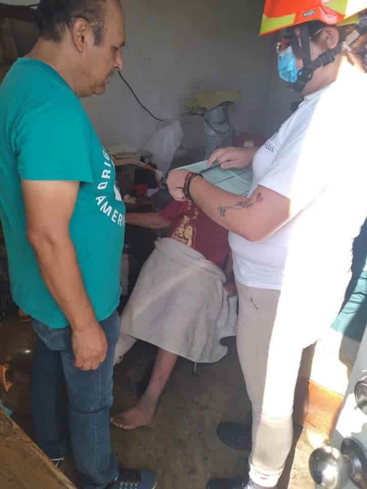 Rescatan a mujer de la tercera edad, que vivía en condiciones de abandono en una humilde casa