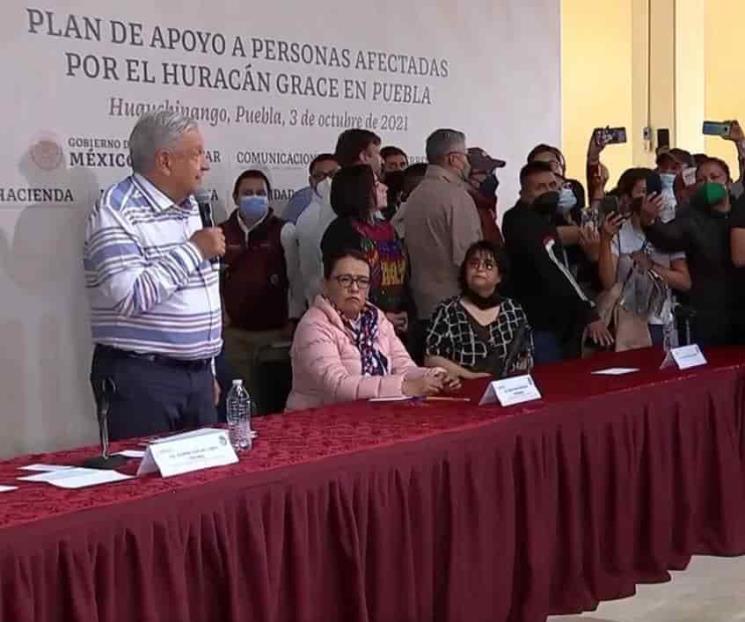 Manifestantes dan portazo en evento de AMLO en Puebla