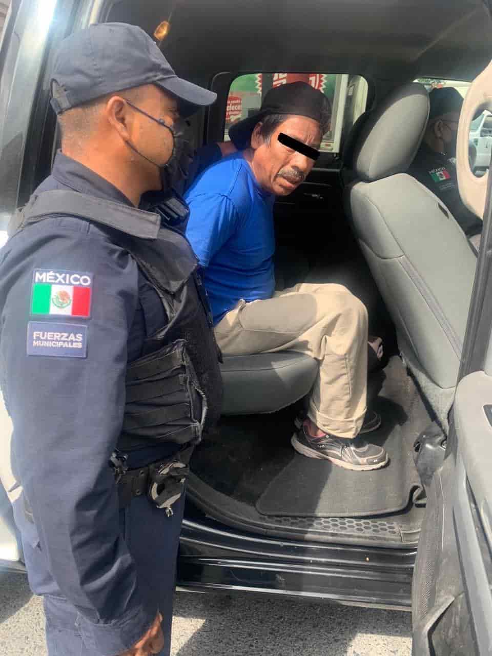 Causó daños a un vehículo estacionado en el exterior de una tienda de conveniencia