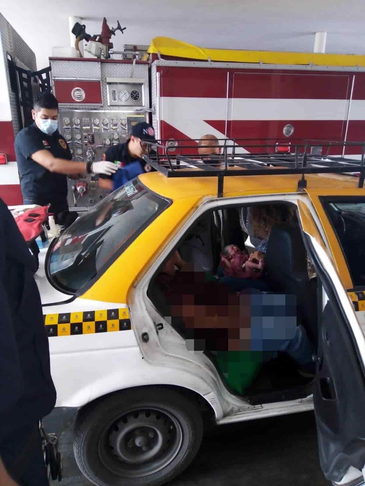 Bomberos se convierten en parteros y ayudan a mujer a dar a luz
