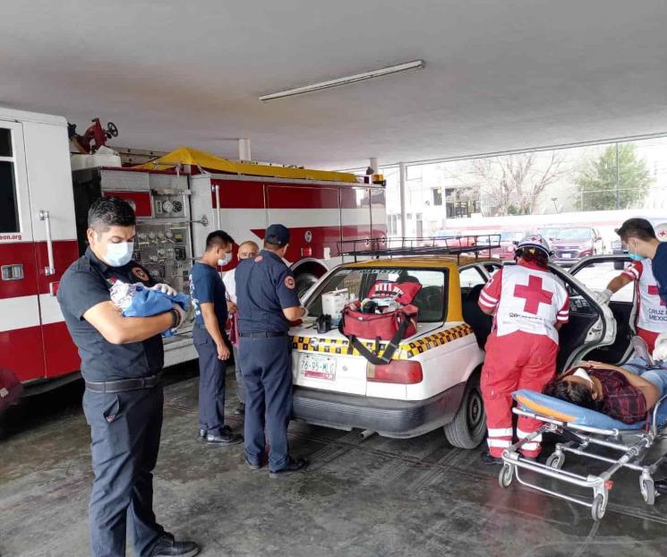 Ayudan bomberos en parto