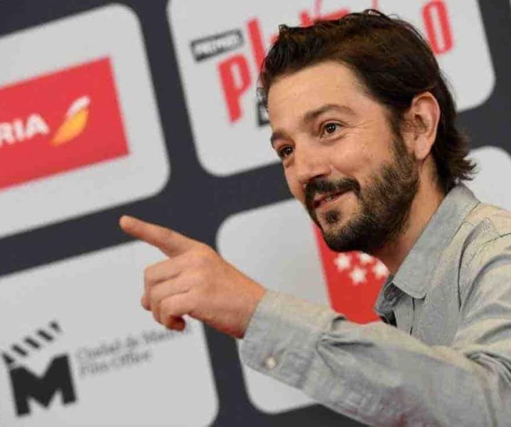 Bromea Diego Luna al recordarse hace 20 años