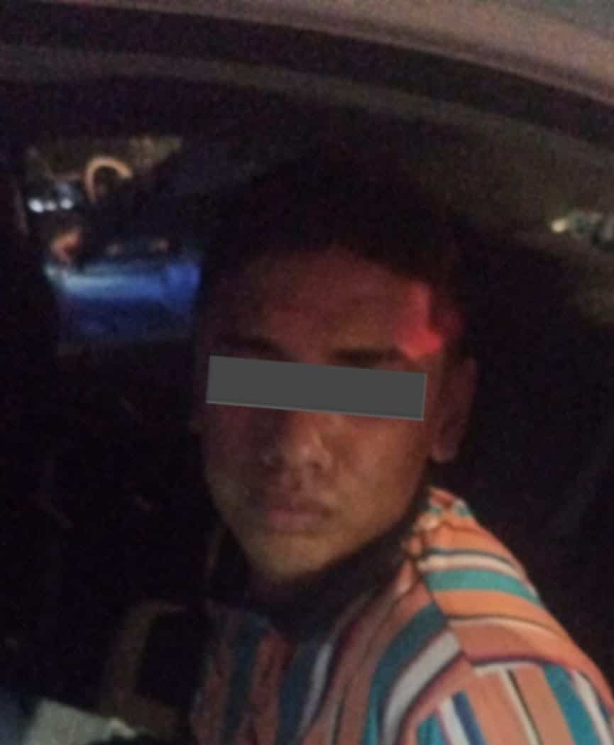 Un par de hombres que portaban droga y armas de fuego, una de ellas réplica
