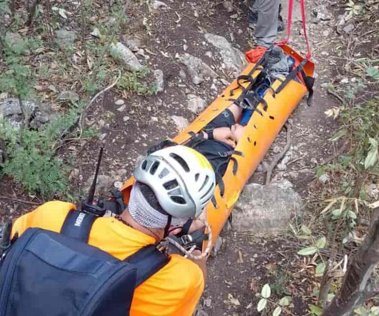 Rescatan a excursionista en la Sierra Madre